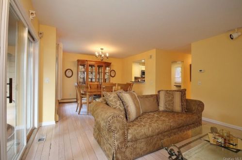 701 Eagle Bay Dr, Crotonville NY  10562-2372 exterior