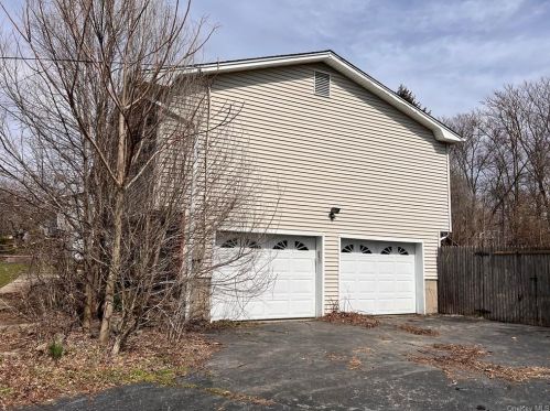 6 Mermaid Rd, Middletown, NY 10940-7281