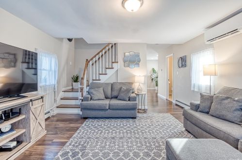 693 7th St, North Lindenhurst, NY 11757-5513
