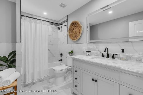 961 Front St, Tinton Falls NJ  07701-5615 exterior