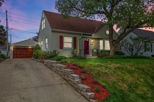 8217 Honey Creek Pkwy, Milwaukee, WI 53214-1466