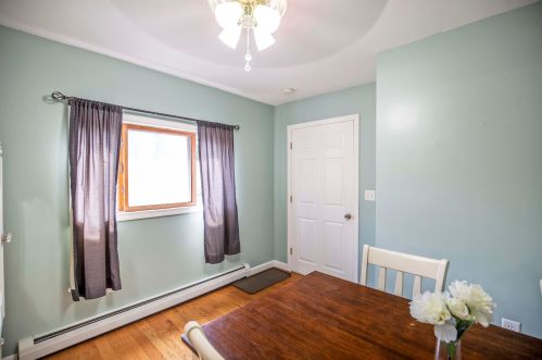 208 Lawrence Rd, Salem NH  03079-3905 exterior