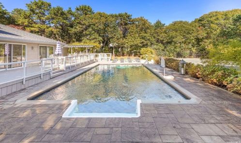 4 Honeysuckle Ln, East Quogue NY  11942-3624 exterior