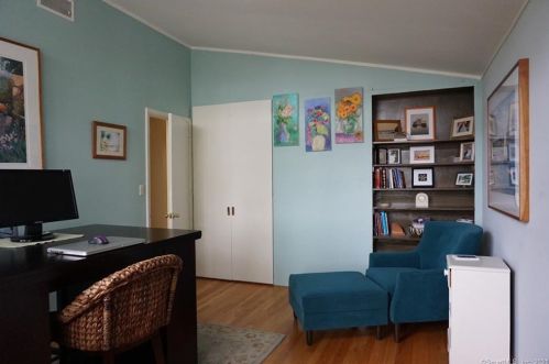 180 Long Hill Rd, Wallingford CT  06492-4934 exterior