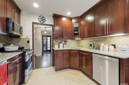 563 Linda Ln, Woodsburgh NY  11598-1524 exterior