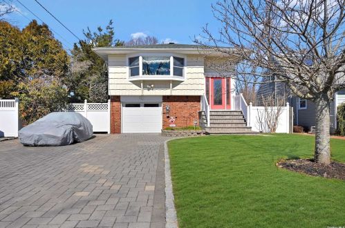 622 6th Ave, Elwood, NY 11731-2201