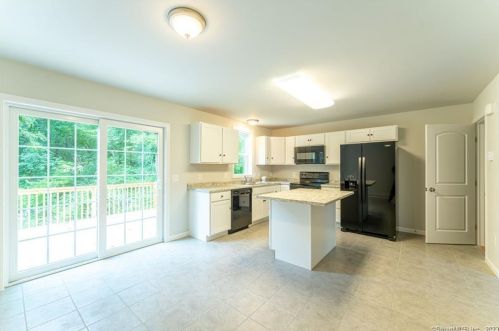 152 Grove Ave, Groton, CT 06340-3504