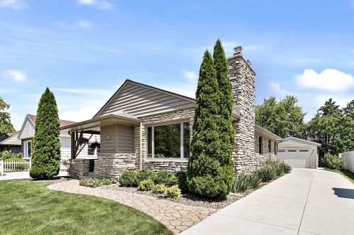 8054 Seneca Rd, Milwaukee, WI 53217-2738