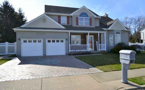 110 Paul Dr, Holbrook, NY 11741-2271