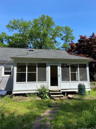 304 School St, Manchester, CT 06040-6156