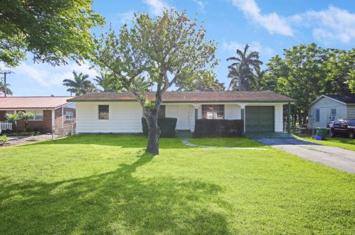 124 Greenstar Ave, Pahokee, FL 33476-1422