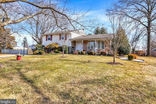 319 Holly Knoll Dr, Southampton, PA 18966-1437