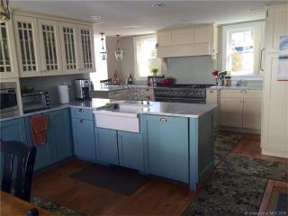 119 Whitfield St, Guilford, CT 06437-3429