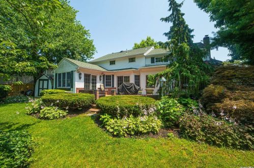 120 Lakeside Dr, Oakdale NY  11769-2250 exterior