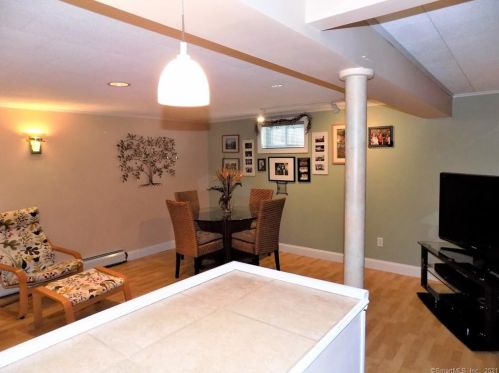 282 Hayden Sta Rd, Windsor CT 06095-1407 exterior