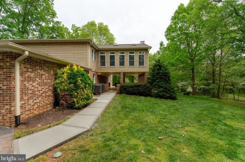 10085 Fox Hound Dr, Nokesville VA  20181-1431 exterior