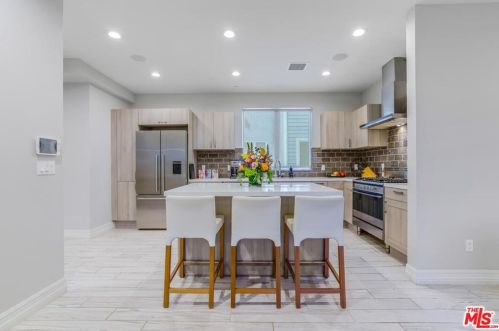 11945 Riverside Dr, North Hollywood, CA 91607-3745