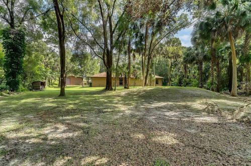 250 Paradise Dr, Deland, FL 32720-8839