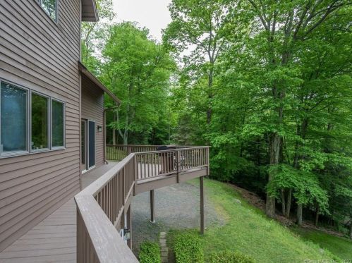 28 Garnet Rd, Roxbury CT  06783-2033 exterior