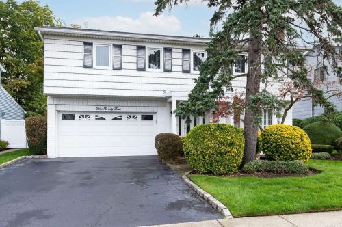 594 Kathleen Pl, Westbury, NY 11590-5946