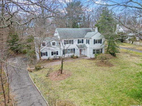 94 Wildwood Rd, Great Neck, NY 11024-1223