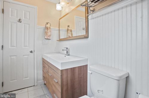 300 E St, Purcellville VA  20132-3317 exterior