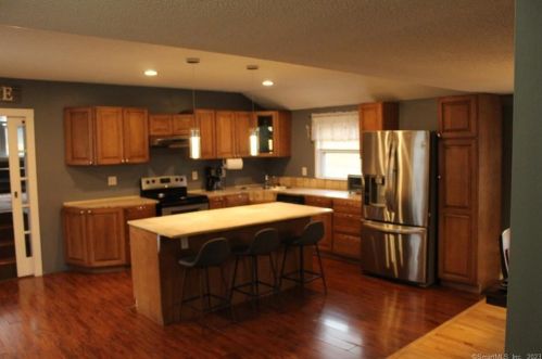 173 Round Hill Rd, Bristol CT  06010-2645 exterior