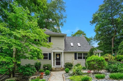 94 Clear Lake Rd, North Branford, CT 06471-1574