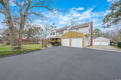 425 Peconic St, Hauppauge, NY 11779-6917