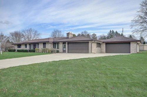 4076 Woodside Ln, Hubertus, WI 53033-9711