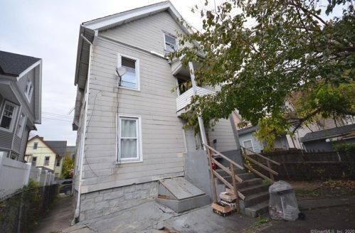 32 Autumn St, Bridgeport, CT 06608-1116