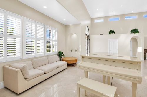 10026 Mattock Ave, Downey CA  90240-3529 exterior