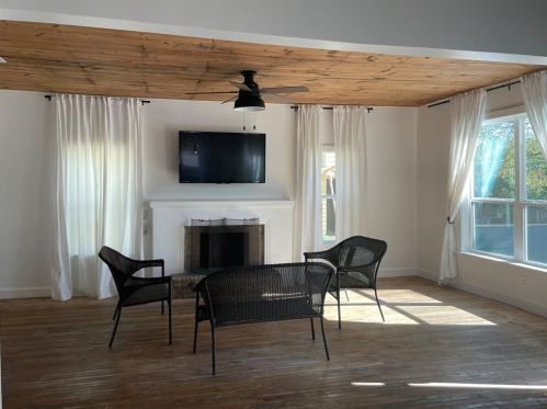 1233 Delano St, Austin TX  78721-2103 exterior