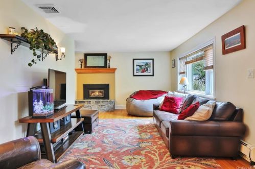 14 Dolfinger Pl, Fishkill NY  12524-2816 exterior