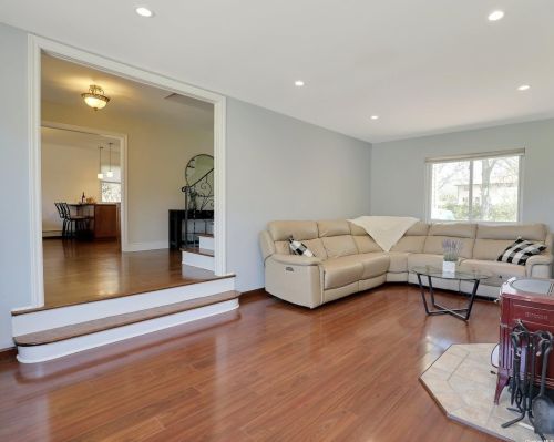 87 Wexford Dr, Oakdale NY  11769-1438 exterior