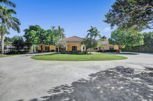 8946 Wendy Ln, West Palm Beach, FL 33411-6525