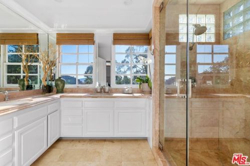 2300 Gardner Pl, Glendale CA 91206 exterior