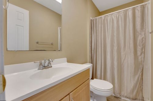 32 Arrowhead Dr, Wantage NJ  07461-1211 exterior