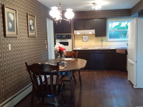 33 Gristmill Dr, San Remo NY  11754-2822 exterior