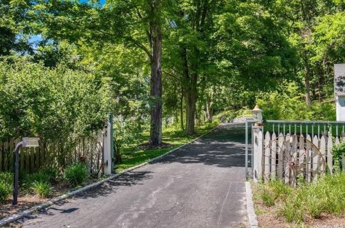 1063 Fort Salonga Rd, Northport, NY 11768-1320