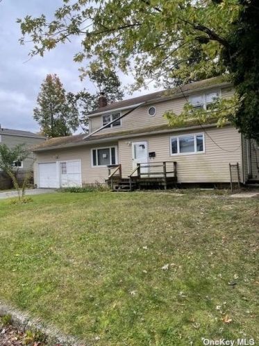 190 Ava Dr, Bayshore, NY 11706-2105