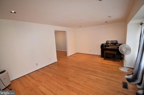 13 Saxony Dr, Riverton NJ  08077-4389 exterior