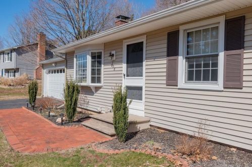 138 Eastgate Dr, Cheshire, CT 06410-2235
