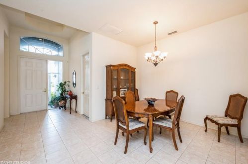 47 Glen Eagle Cir, Naples, FL 34104-5712
