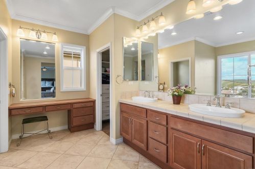 1050 Straightaway Ct, Oceanside CA  92057-1949 exterior