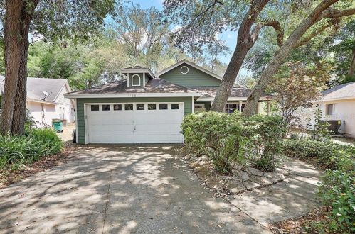 1128 Juniper Ct, Tavares, FL 32778-4987