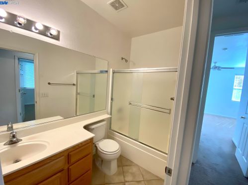 10101 Atkins Dr, Elk Grove CA 95757-4319 exterior