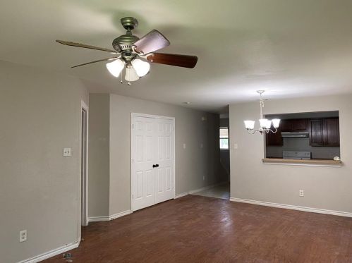 3325 Hanger Ave, Fort Worth, TX 76105-4024