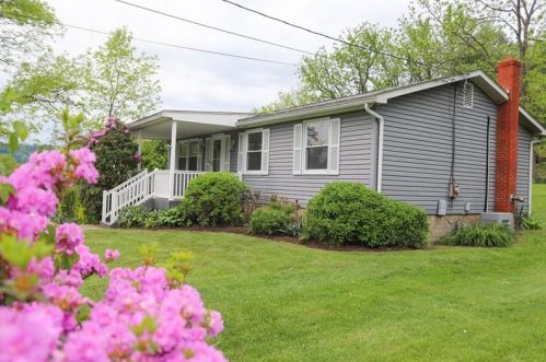 104 Rosalyn Dr, Jeannette, PA 15644-9776