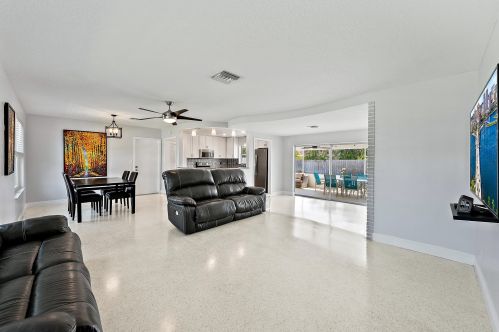9926 Daisy Ave, West Palm Beach, FL 33410-4721